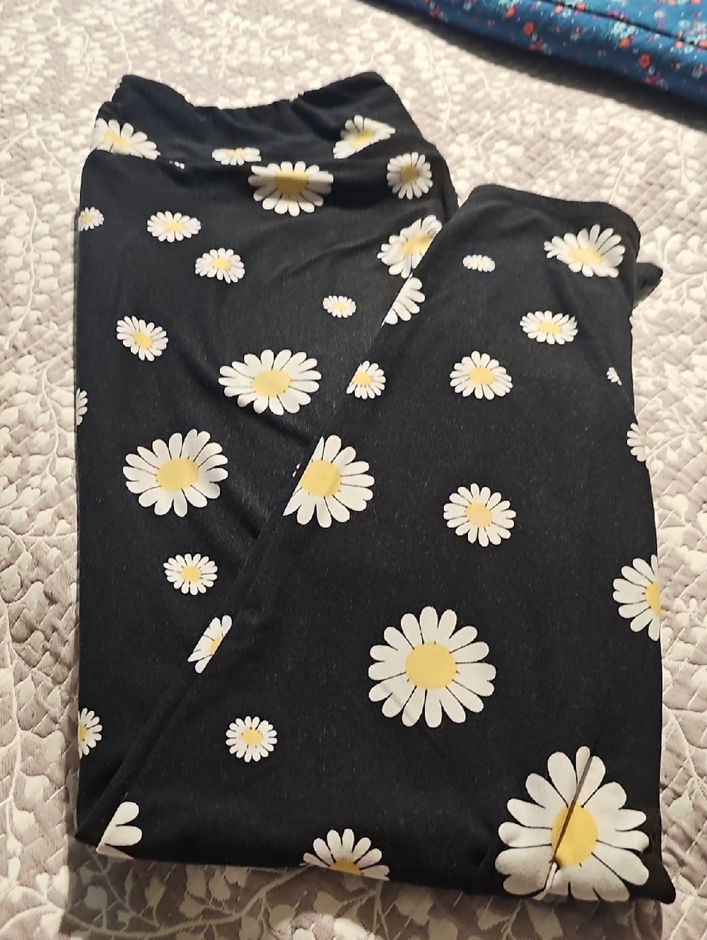 LuLaRoe Black Leggings with White & Yellow Daisy Print